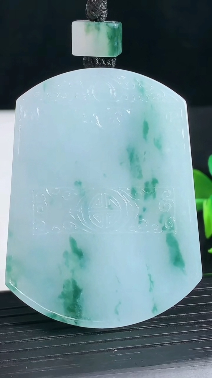 天然A货翡翠飘花仿古无事牌吊坠尺寸53.9-40.9-5.5重量:41.56g
3月18日