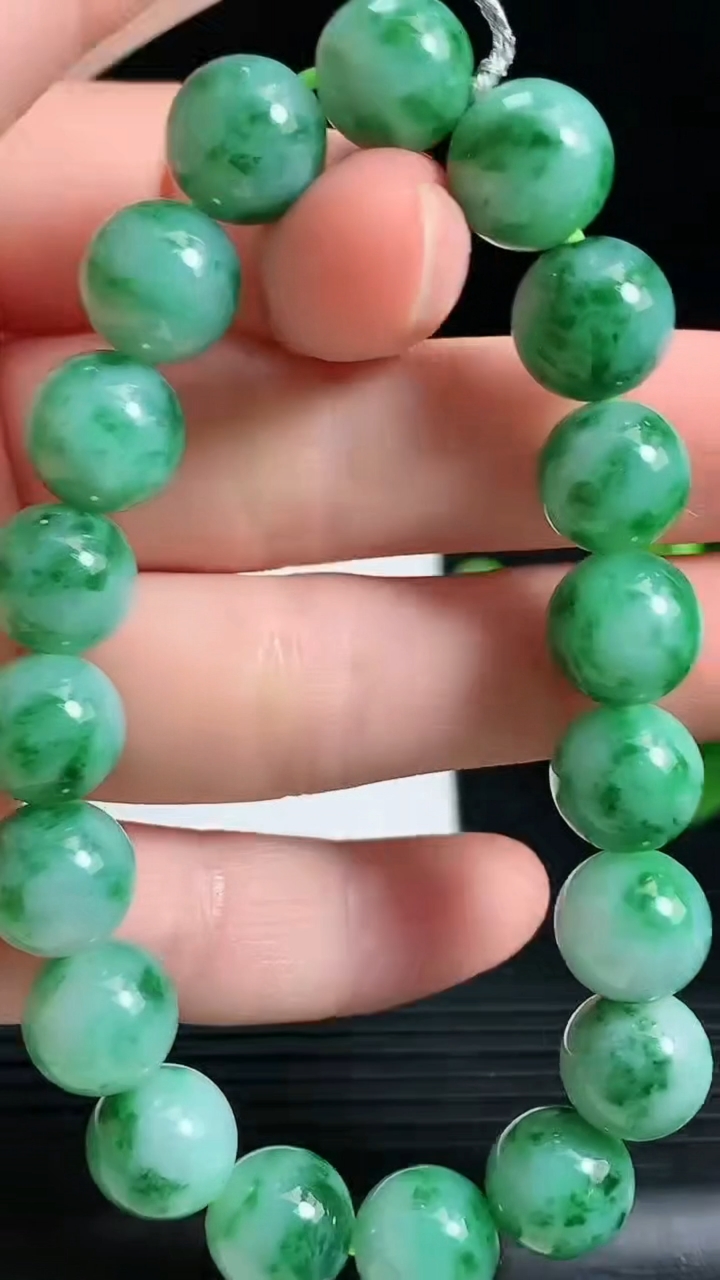 天然A货翡翠圆珠手串尺寸9.4-19颗重量:31.84g3月18日
工厂直销收藏佳品,种好水足，色泽均匀，有种有色，上手高大气！