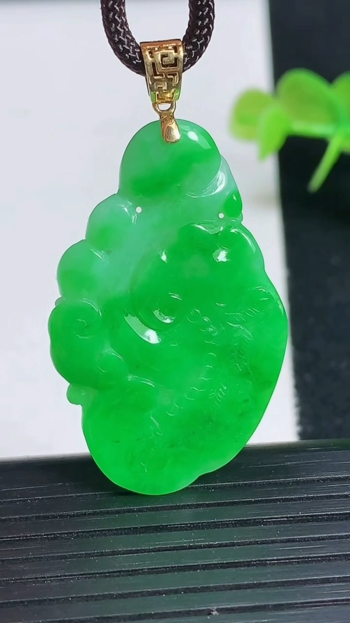 天然A货翡翠如意吊坠尺寸38.2-23.9-4.8重量:8.52g
3月18日