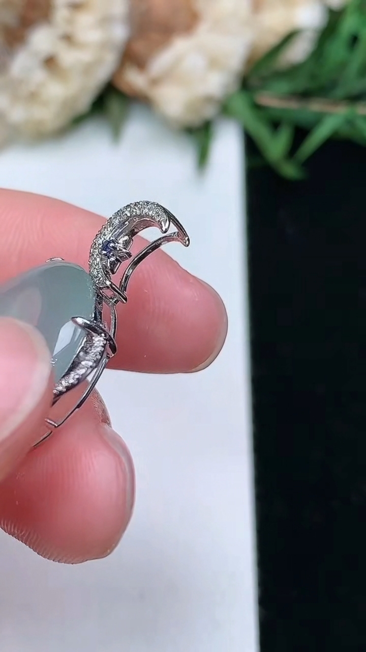 天然A货翡翠白冰平安扣吊坠，尺寸24.9-21.8-6，裸石17-5.2，重量:3.72g
3月18日