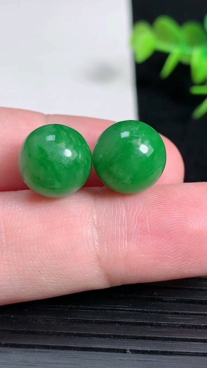 天然A货翡翠圆珠一对，尺寸12，重量:6.00g
3月18日