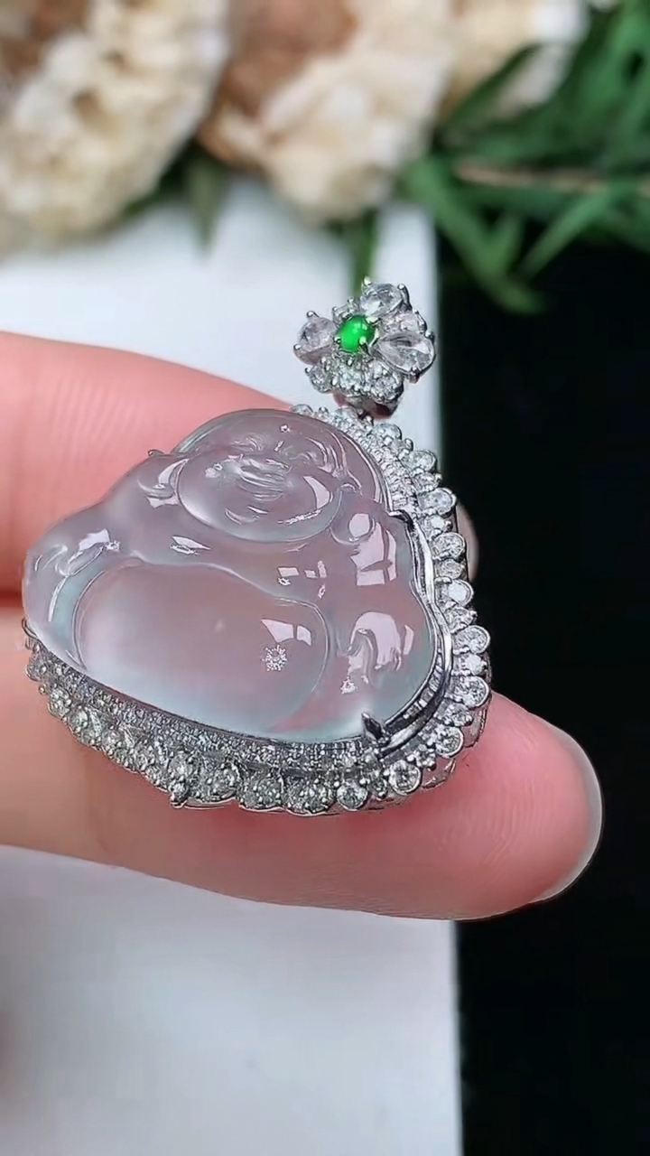 天然A货翡翠白冰佛公吊坠，尺寸27.7-24.3-10.2，裸石15.2-21，重量:4.00g
3月18日