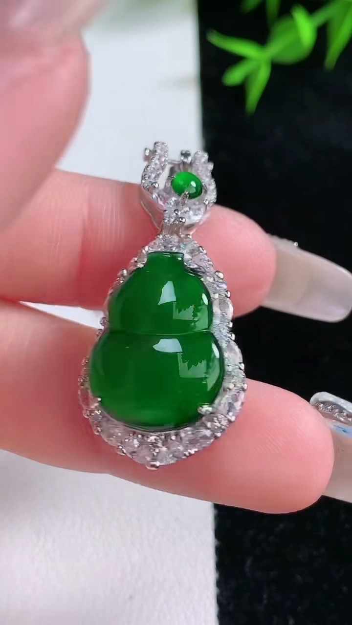 天然A货翡翠葫芦吊坠，尺寸37.5-17-7.6，裸石18-12.7重量:8.13g
3月18日