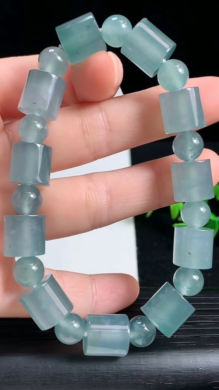 天然A货翡翠路路通手串尺寸10-10重量:39.60g3月18日
工厂直销收藏佳品,种好水足，色泽均匀，有种有色，上手高大气！