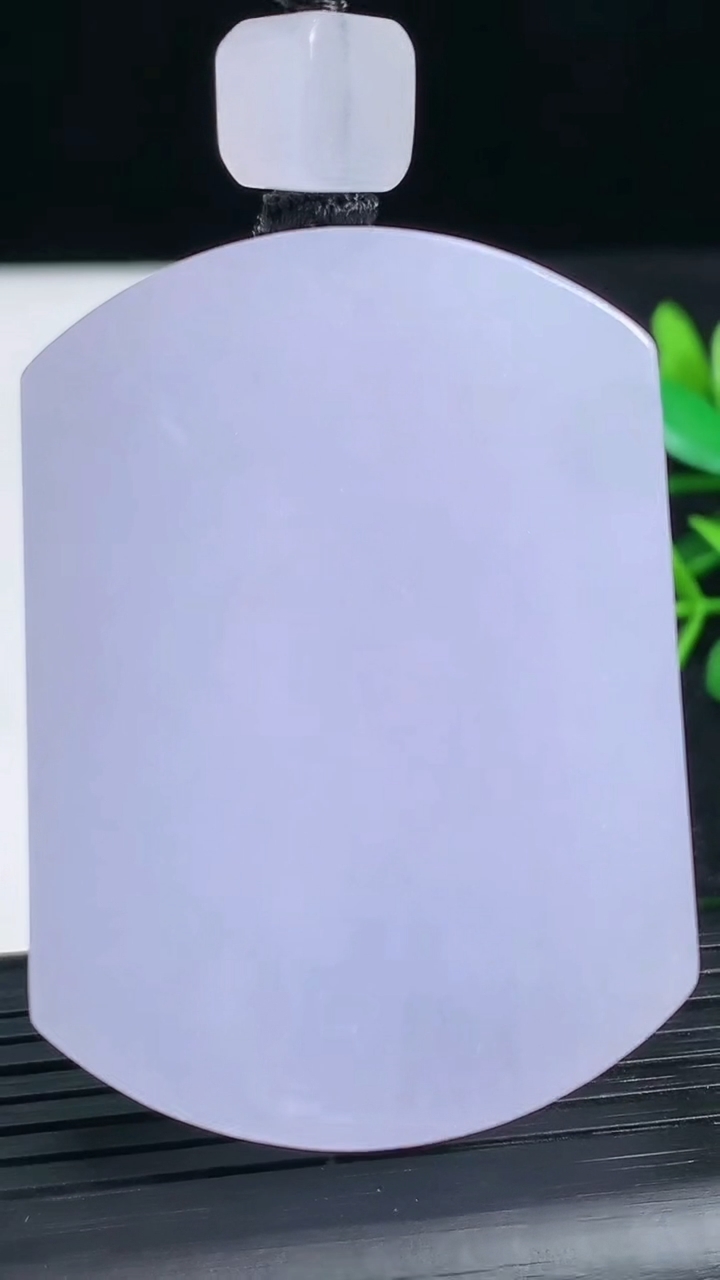 天然A货翡翠紫罗兰无事牌吊坠尺寸52.6-38.8-11重量:74.57g
3月18日