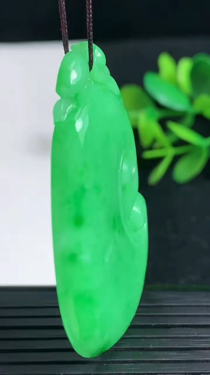 天然A货翡翠如意吊坠，尺寸53.6-32.6-5.8，重量:19.94g
3月18日