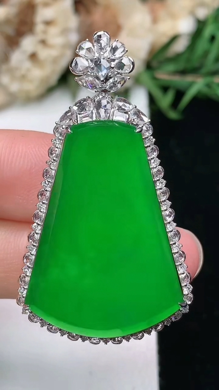 天然A货翡翠无事牌吊坠，尺寸42.8-24.4-9
3月18日