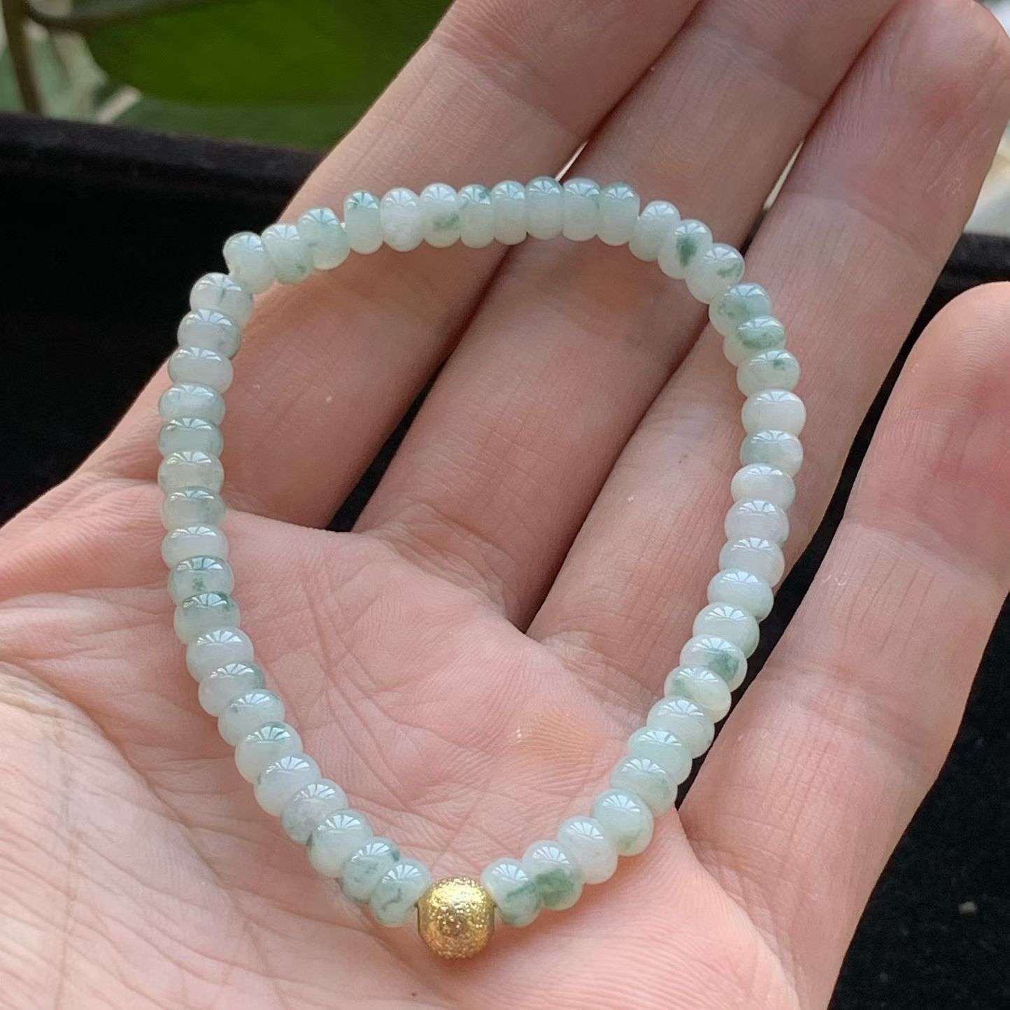 A货天然翡翠冰糯种飘花算盘珠手链52颗重量10.73
3月18日