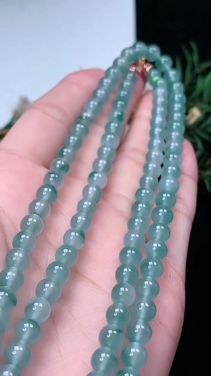 天然A货翡翠飘花圆珠项链，尺寸6-108颗，重量:42.62g3月18日
工厂直销收藏佳品,种好水足，色泽均匀，有种有色，上手高大气！