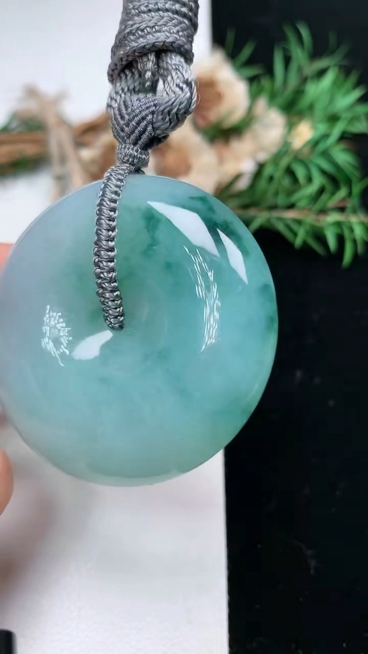 天然A货翡翠飘花平安扣吊坠，尺寸48.3-13，重量:66.15g
3月18日