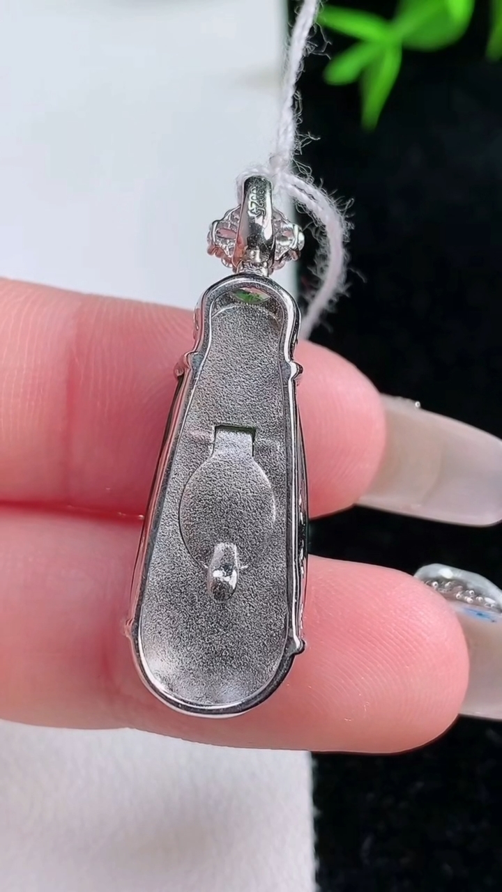 天然A货翡翠福豆吊坠，尺寸34.2-25.8-10.7-9，重量:5.00g
3月18日