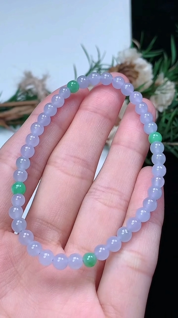 天然A货翡翠白冰圆珠手串，尺寸4.5-41颗，重量:6.19g3月18日
工厂直销收藏佳品,种好水足，色泽均匀，有种有色，上手高大气！