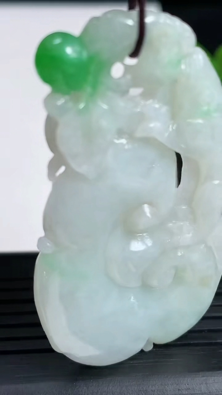 天然A货翡翠如意吊坠尺寸56.1-30.3-5.7重:17.63g
3月18日
535