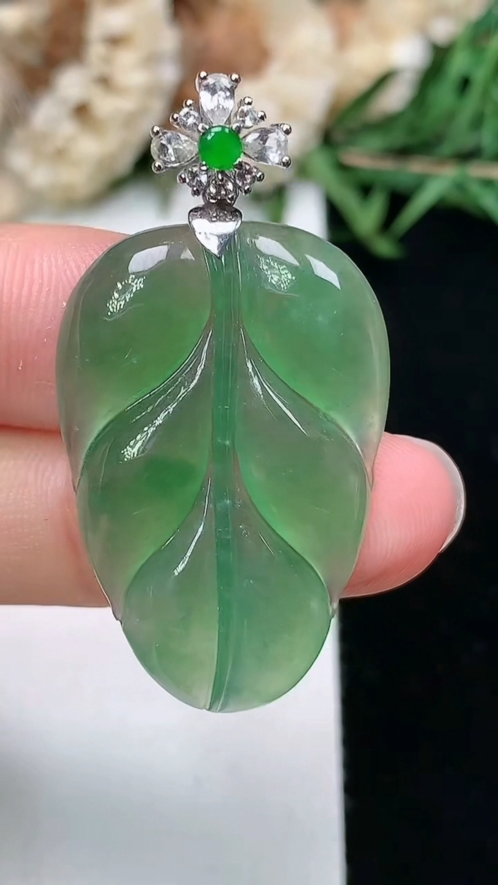 天然A货翡翠金枝玉叶 叶子吊坠，尺寸30.8-21-3.8，重量:5.35g
3月18日