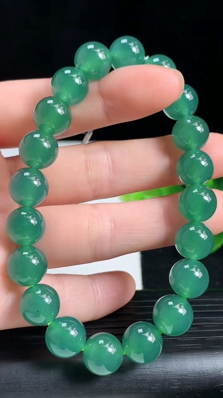 天然A货翡翠蓝水圆珠手串尺寸9.6-20颗重量:32.56g3月18日
工厂直销收藏佳品,种好水足，色泽均匀，有种有色，上手高大气！