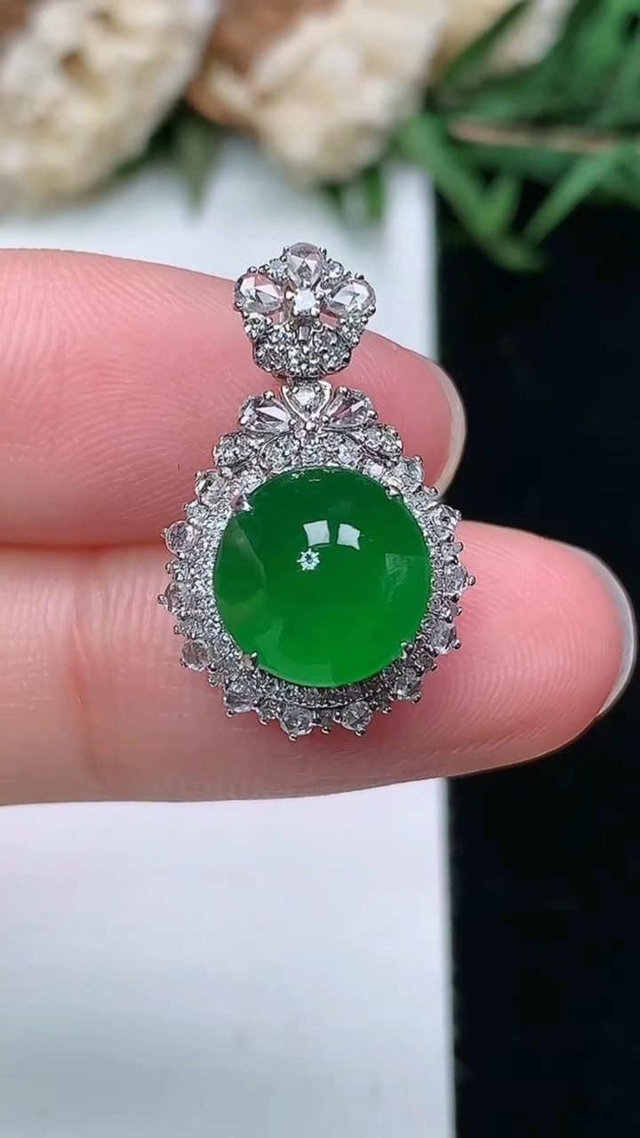 天然A货翡翠蛋面吊坠，尺寸21.3-13.7-11，裸石9，重量:2.85g
3月18日