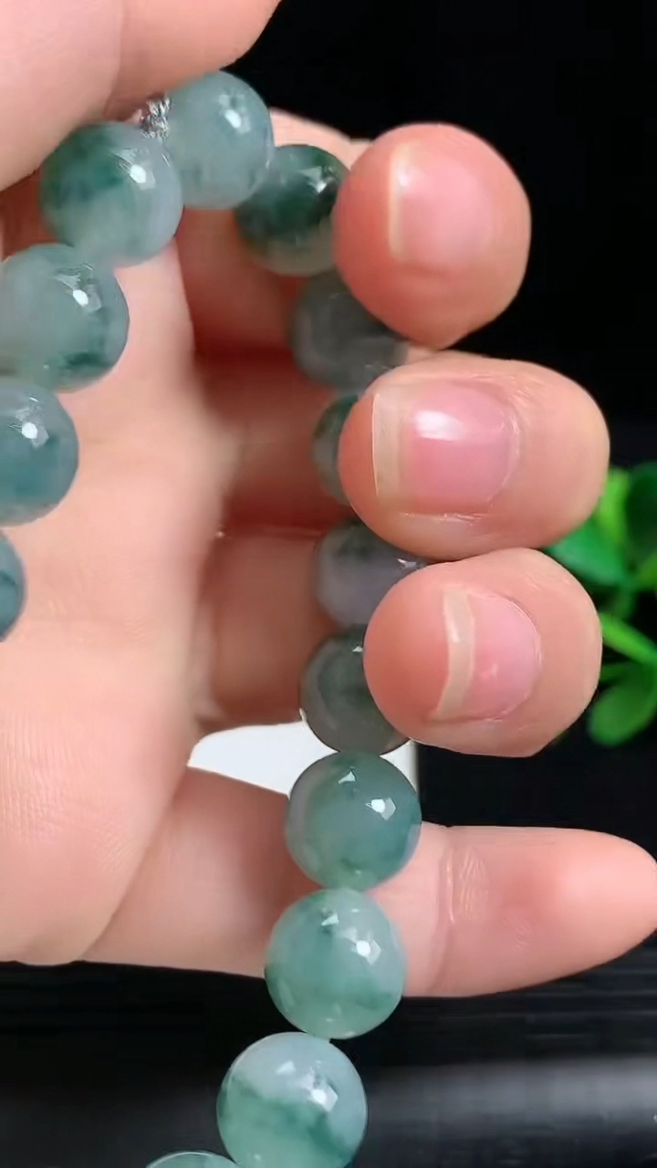 天然A货翡翠飘花圆珠手串尺寸9.8-19颗重量:33.79g3月18日
工厂直销收藏佳品,种好水足，色泽均匀，有种有色，上手高大气！