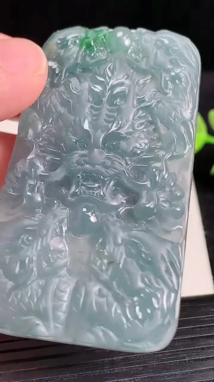 天然A货翡翠蓝水九龙至尊 龙牌吊坠尺寸67-37-7.2重:41.01g
3月18日
766