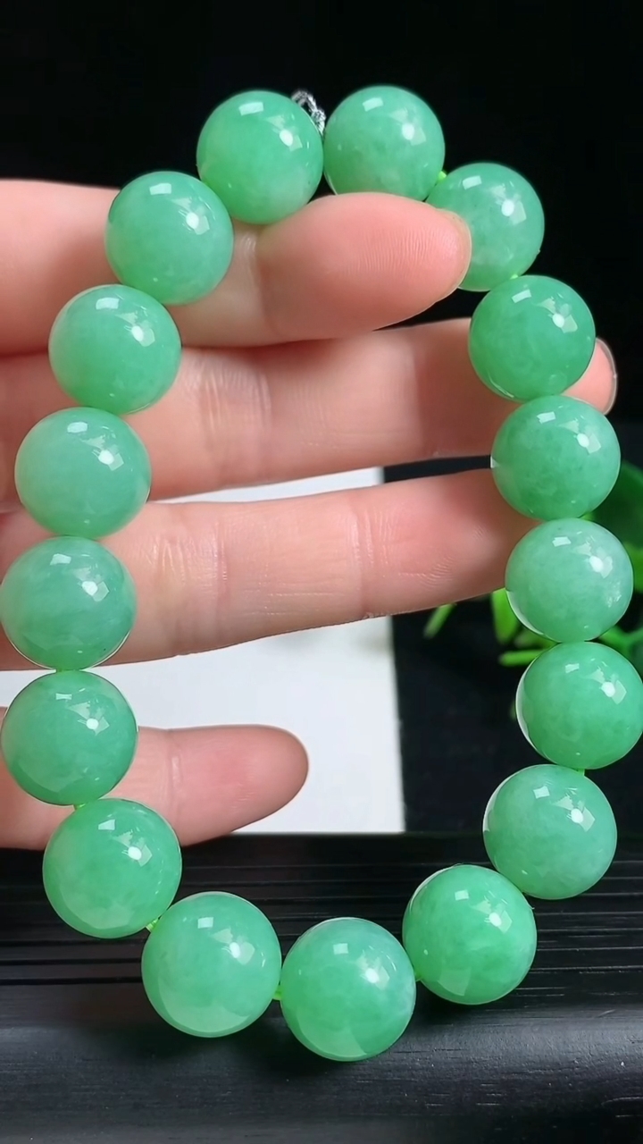 天然A货翡翠圆珠手串尺寸12-17颗重量:53.63g3月18日
工厂直销收藏佳品,种好水足，色泽均匀，有种有色，上手高大气！