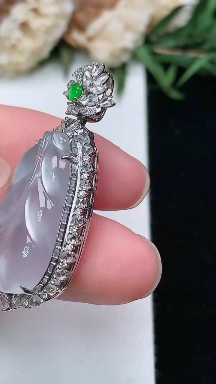 天然A货翡翠白冰金枝玉叶 叶子吊坠，尺寸36.5-15.8-9.6，裸石22.5-12.6，重量:6.02g
3月18日