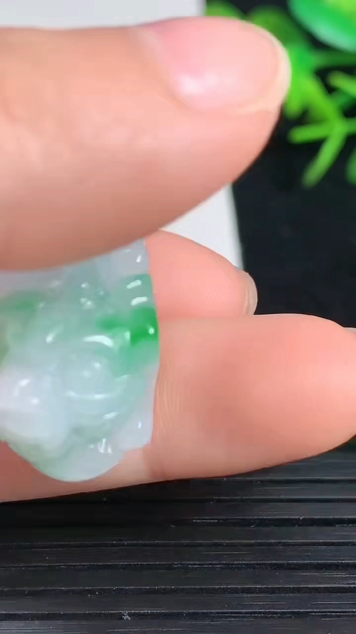 天然A货翡翠貔貅吊坠，尺寸32.6-13-15，重量:13.40g
3月18日