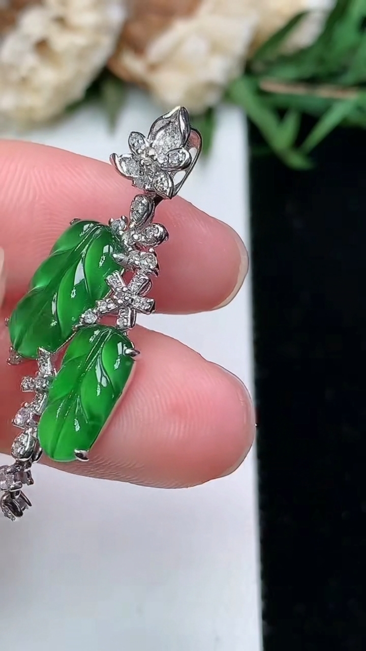 天然A货翡翠金枝玉叶 叶子吊坠，尺寸36.5-13.4-3，裸石12.2-7，重量:2.68g
3月18日