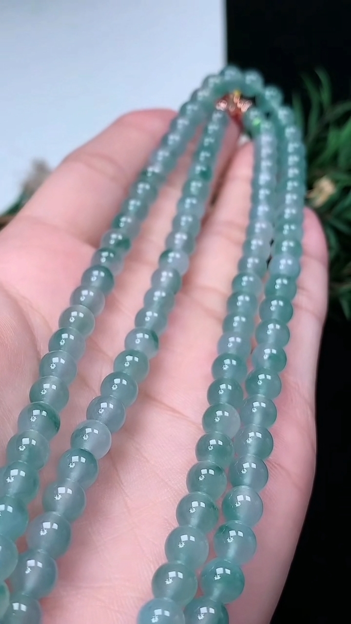 天然A货翡翠飘花圆珠项链，尺寸6-108颗，重量:42.62g3月18日
工厂直销收藏佳品,种好水足，色泽均匀，有种有色，上手高大气！