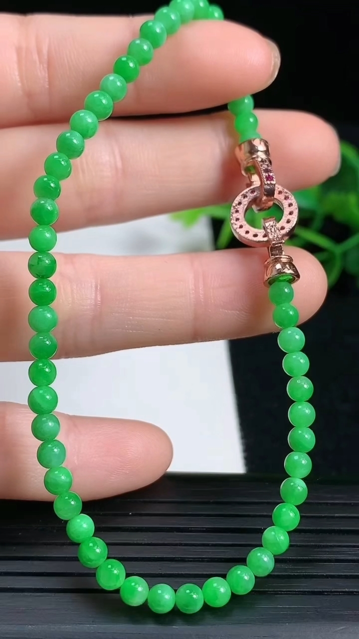 天然A货翡翠小米圆珠手串，尺寸3.8重量:6.01g3月18日
工厂直销收藏佳品,种好水足，色泽均匀