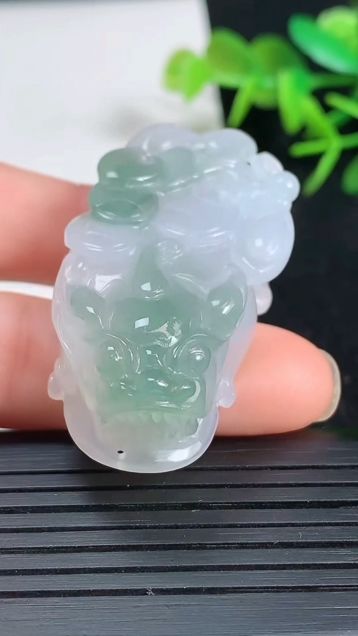 天然A货翡翠貔貅吊坠，尺寸43-22-13，重量:30.00g
3月18日