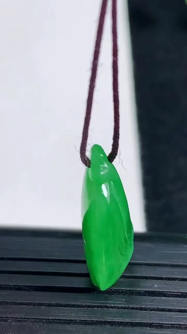 天然A货翡翠莲蓬吊坠，尺寸23-15.5-7.2，重量:3.59g
3月18日