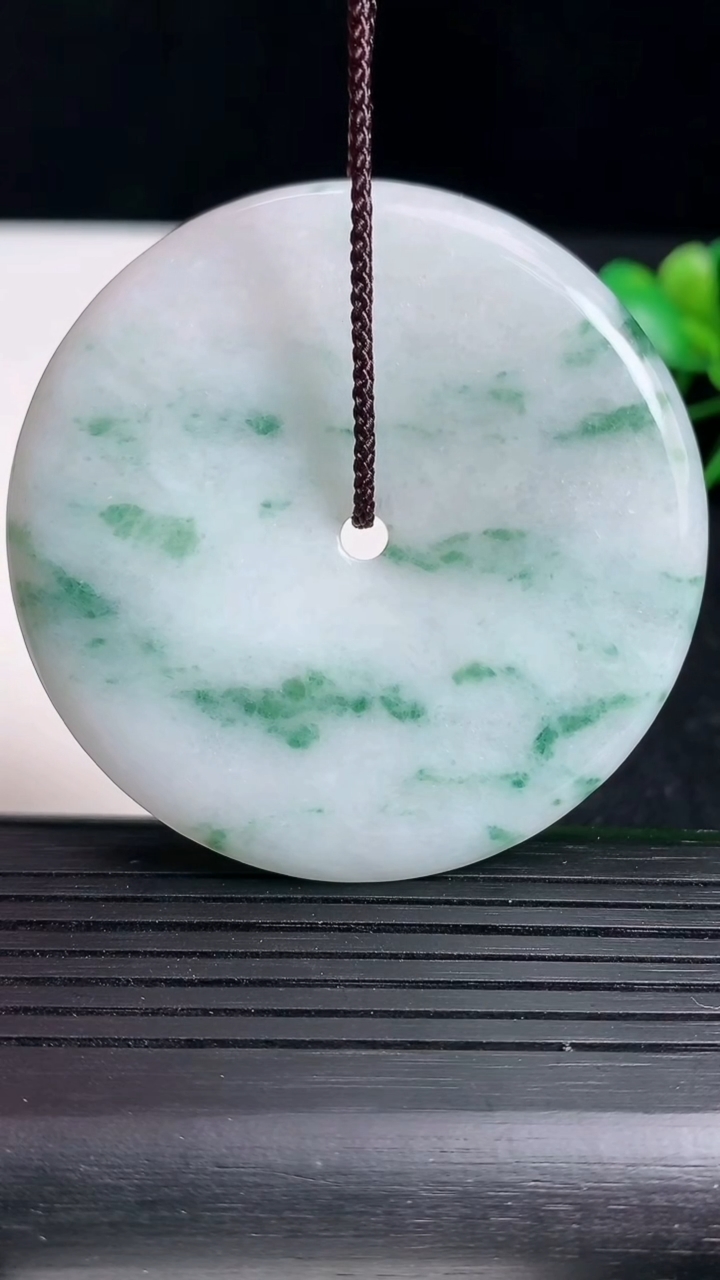 天然A货翡翠飘花平安扣吊坠尺寸54-6重:38.41g
3月18日
93