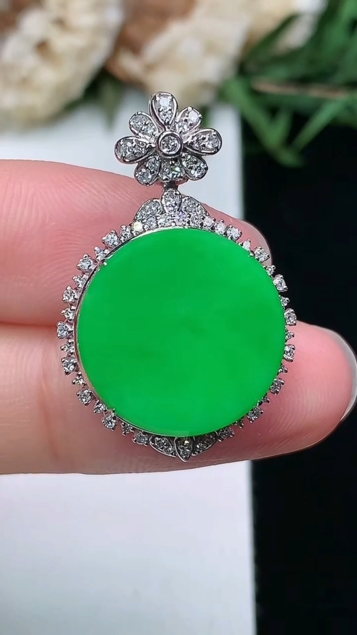 天然A货翡翠无事牌吊坠，尺寸28.2-18.2-7.7，裸石15.3，重量:3.30g
3月18日