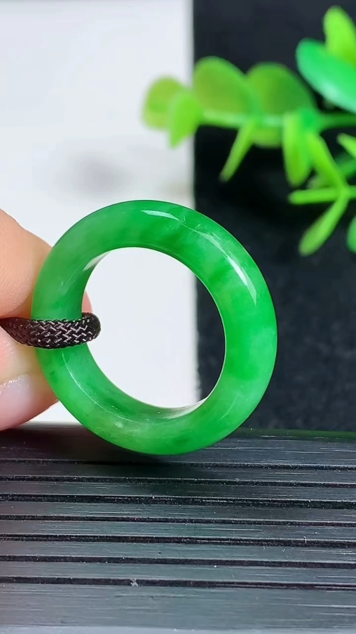 天然A货翡翠指环 戒指，尺寸17.4-5.6-4.2，重量:4.37g2026年3月18日
工厂直销