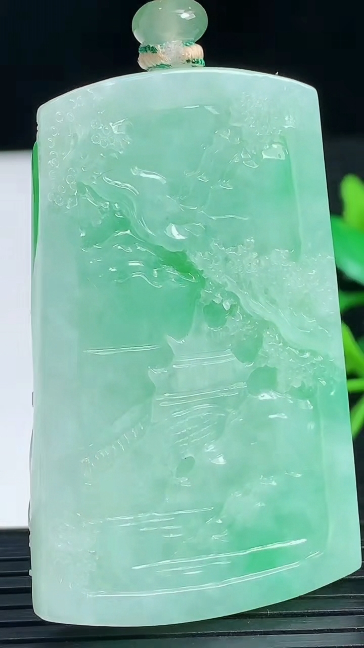 天然A货翡翠山水牌吊坠尺寸53.9-33.9-7.9重量:37.42g
3月18日