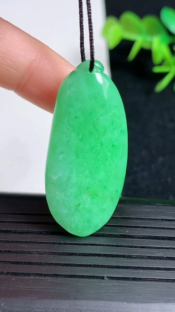 天然A货翡翠福瓜吊坠，尺寸38.5-18.3-11.6，重量:13.54g
3月18日