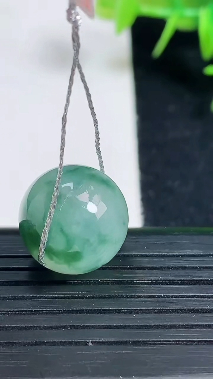 天然A货翡翠飘花圆珠吊坠尺寸14.9重量:6.07g3月18日
工厂直销收藏佳品,种好水足，色泽均匀，有种有色，上手高大气！