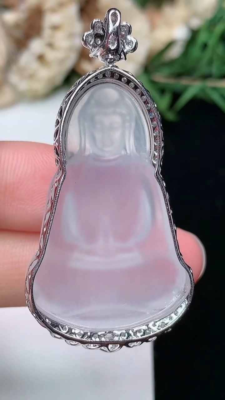 天然A货翡翠白冰素衣观音吊坠，尺寸47.2-35.6-23.4-9，重量:8.35g
3月18日