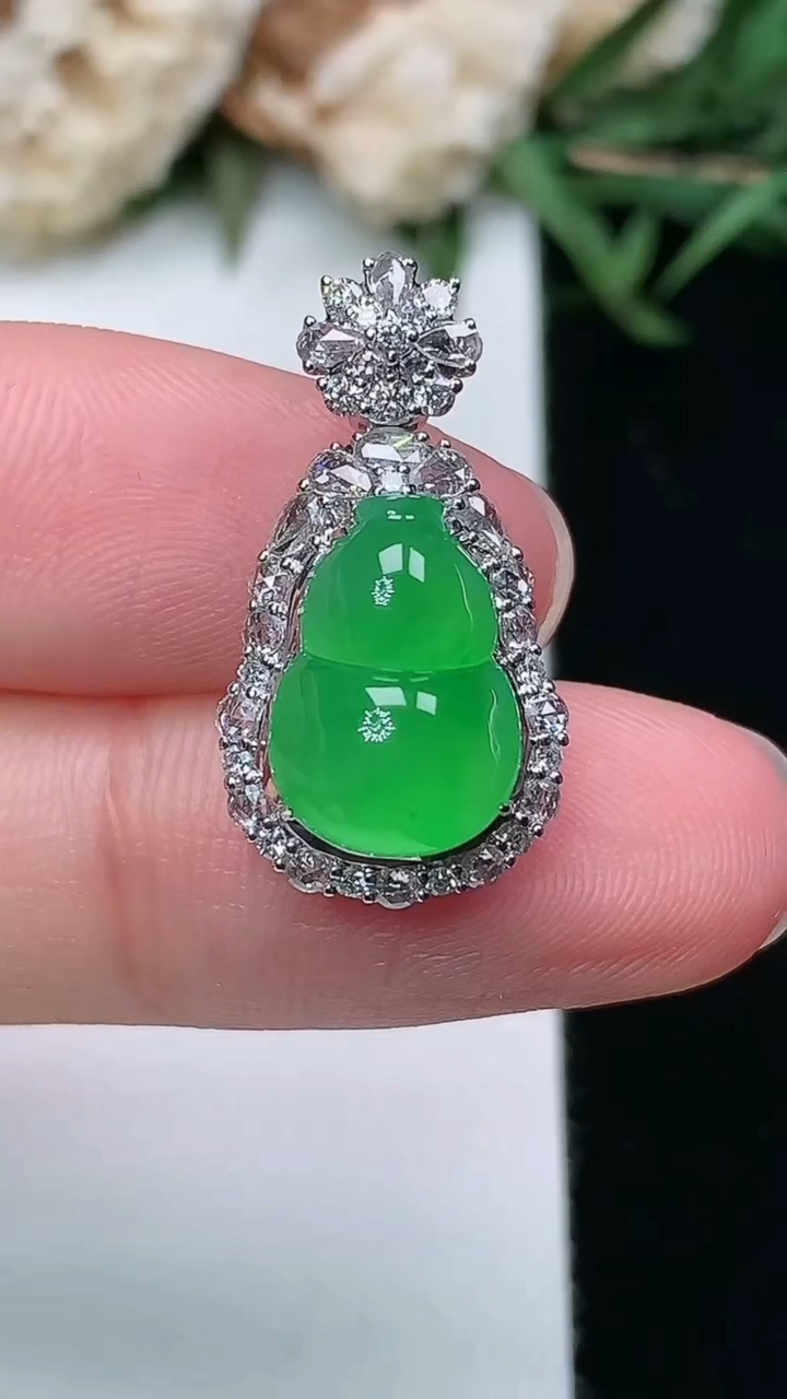 天然A货翡翠葫芦吊坠，尺寸22.5-12-9.7，裸石12-8.5，重量:3.27g
3月18日