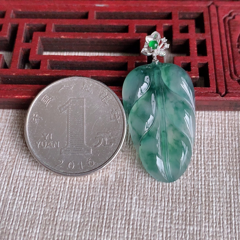 天然A货翡翠18K金扣头飘花叶子金枝玉叶吊坠 
尺寸37.2-30-17.7-3.6mm 重量4.46g 0318