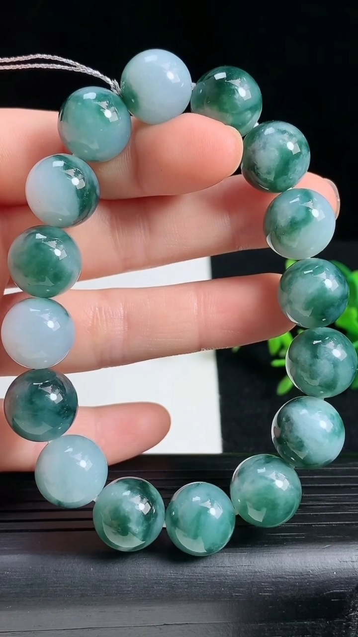 天然A货翡翠飘花圆珠手串尺寸12.3-16颗重量:55.36g3月18日
工厂直销收藏佳品,种好水足，色泽均匀，有种有色，上手高大气！