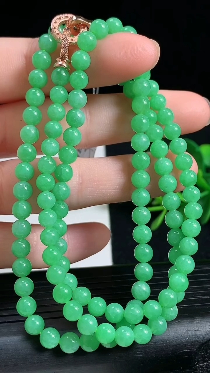 天然A货翡翠圆珠项链尺寸4.8-115颗重量:27.22g
3月18日