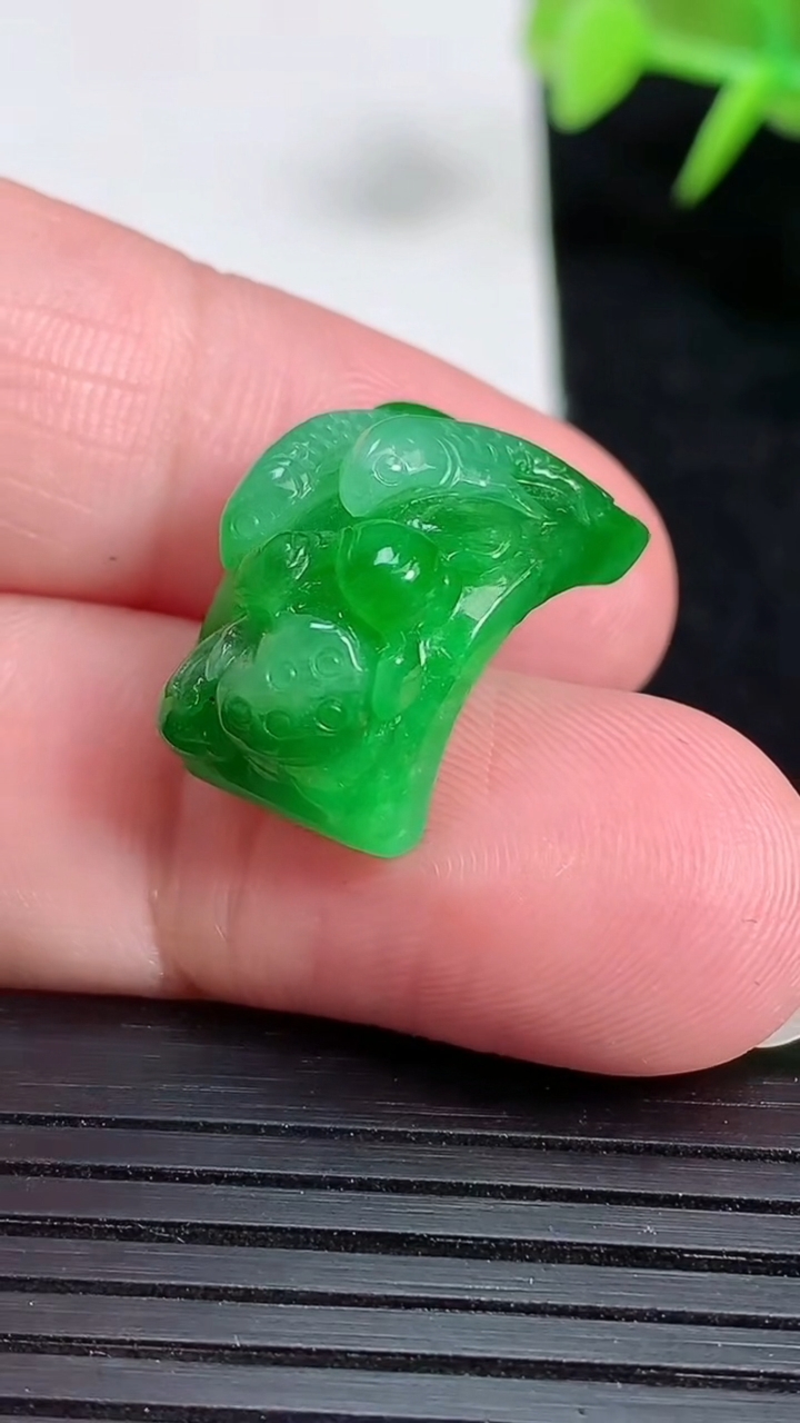 天然A货翡翠和和美美 荷叶鱼手牌，尺寸19.6-12.5-7.5，重量:4.05g
3月18日