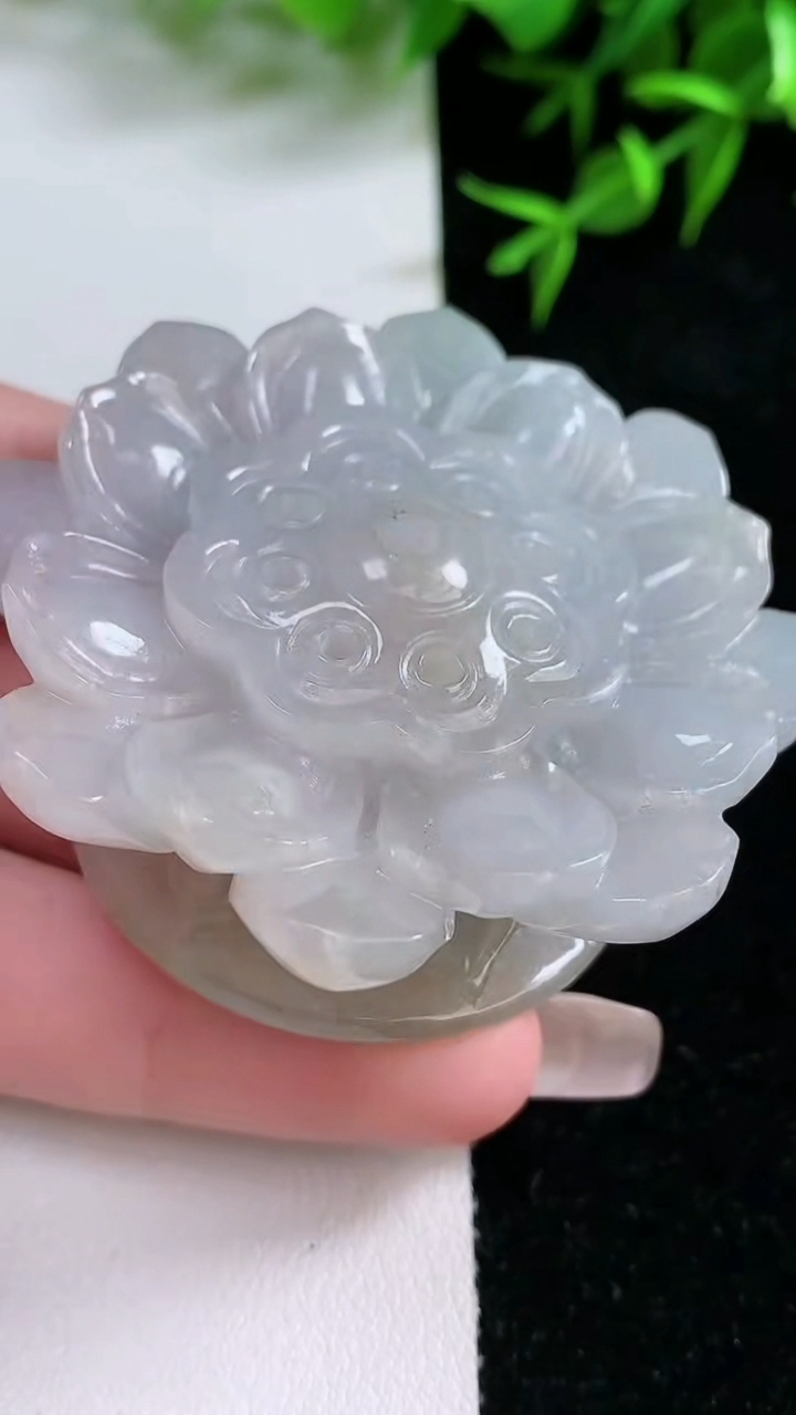 天然A货翡翠荷花小摆件，尺寸50.7-47.2-24，重量:74.05g
3月18日