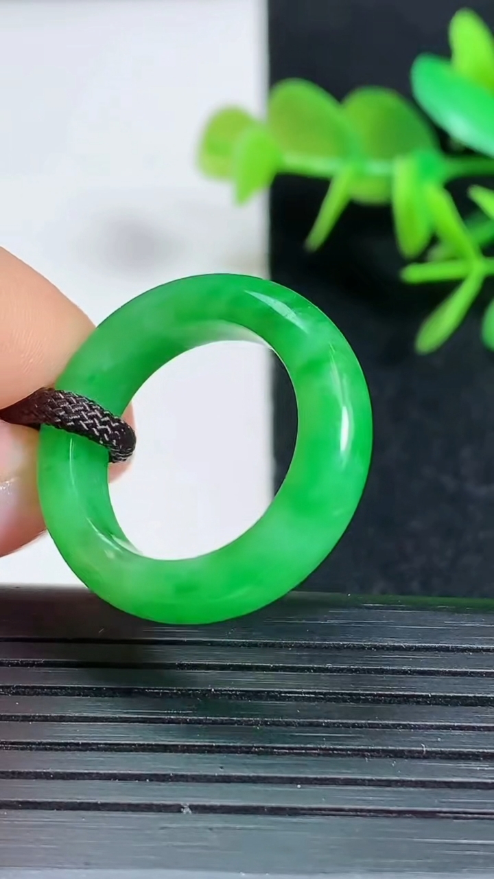 天然A货翡翠指环 戒指，尺寸17.4-5.6-4.2，重量:4.37g2026年3月18日
工厂直销收藏佳品,种好水足，色泽均匀，有种有色，上手高大气！