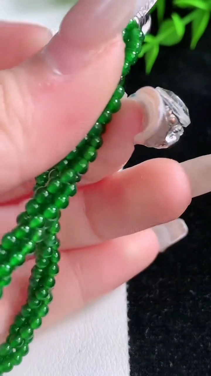 天然A货翡翠小米珠三排手串，尺寸2.7，重量:9.70g3月18日
工厂直销收藏佳品,种好水足，色泽均匀，有种有色，上手高大气！