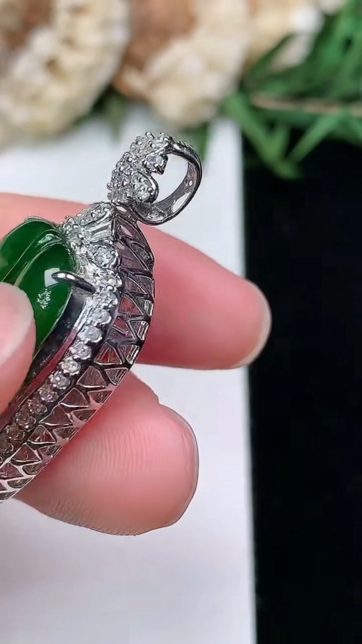 天然A货翡翠金枝玉叶 叶子吊坠，尺寸34.6-17.8-10.8，裸石22-14.3，重量:6.56g
3月18日