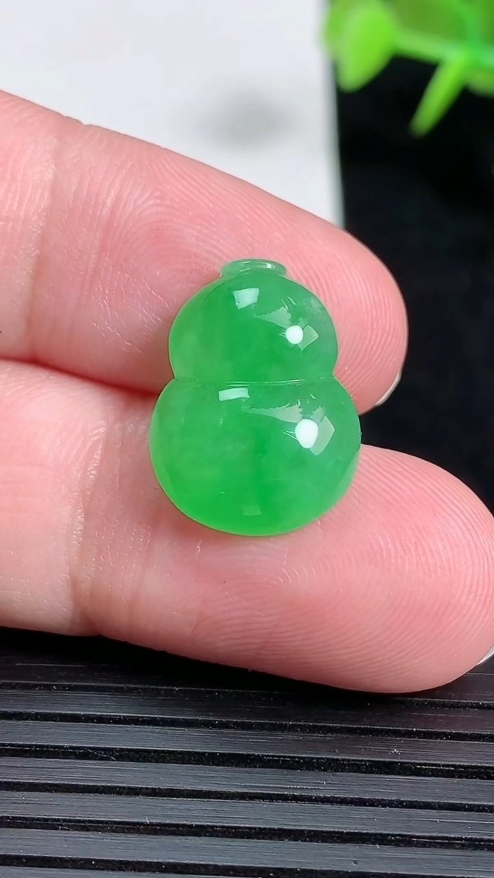 天然A货翡翠葫芦镶嵌件，尺寸17.6-13.3-5，重量:2.17g
3月18日