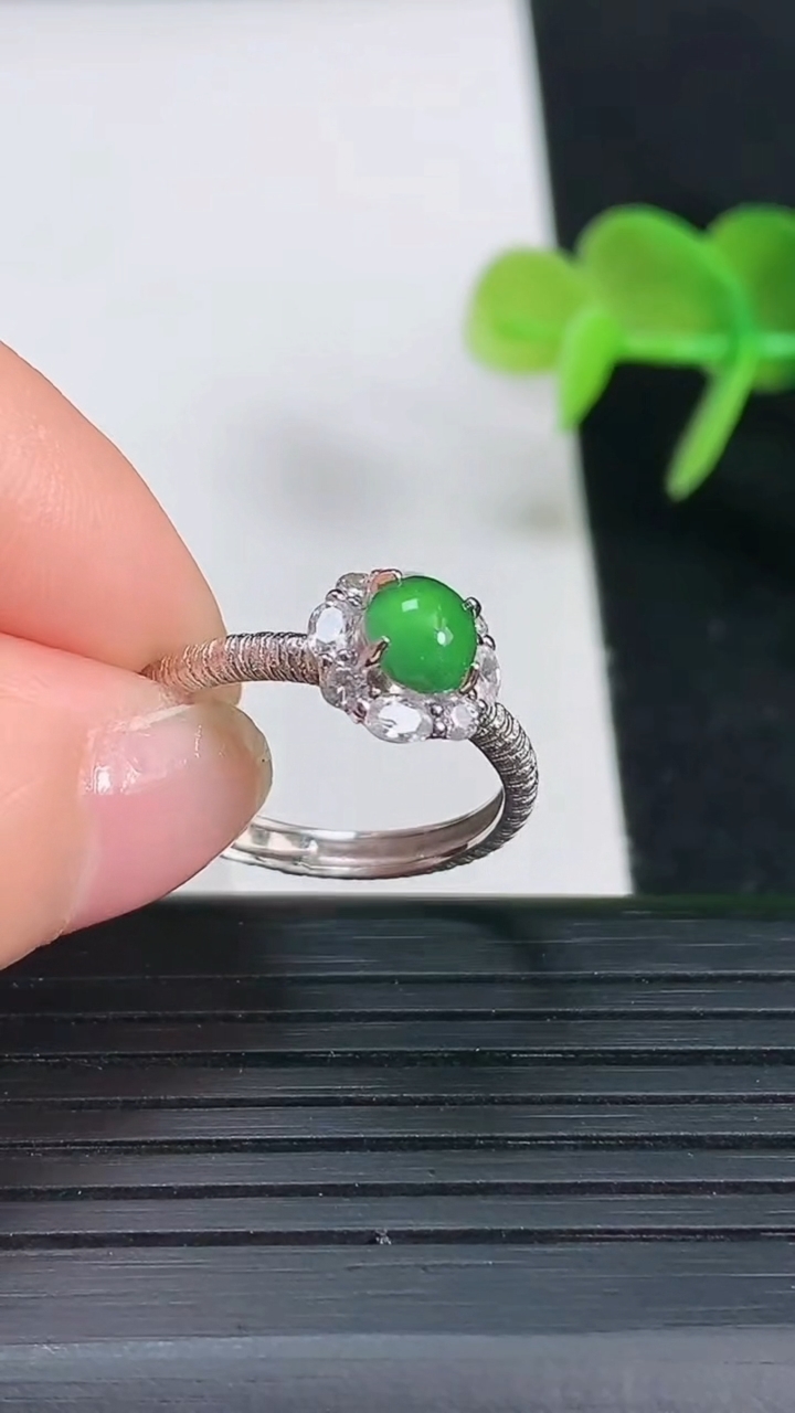 天然A货翡翠925银尺寸18.2-8.5-8.9裸石5.4-5重量:2.35g
3月18日