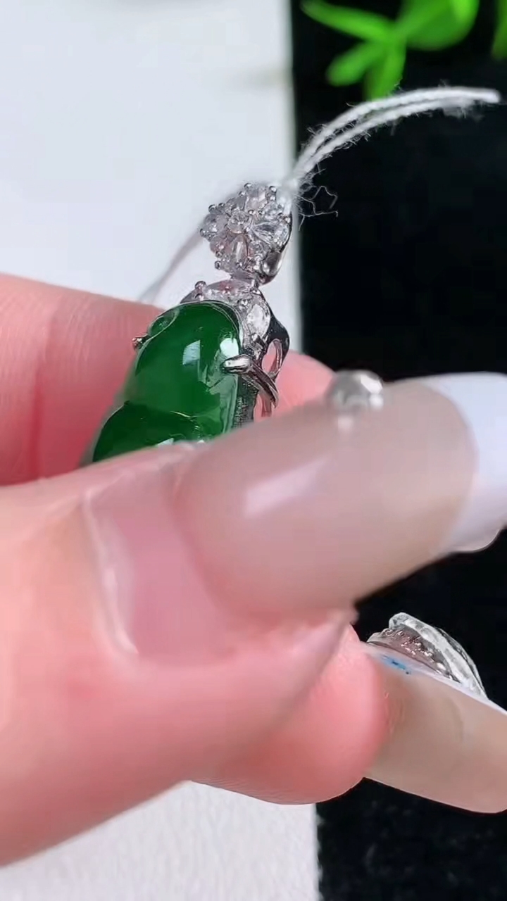 天然A货翡翠福豆吊坠，尺寸34.2-25.8-10.7-9，重量:5.00g
3月18日