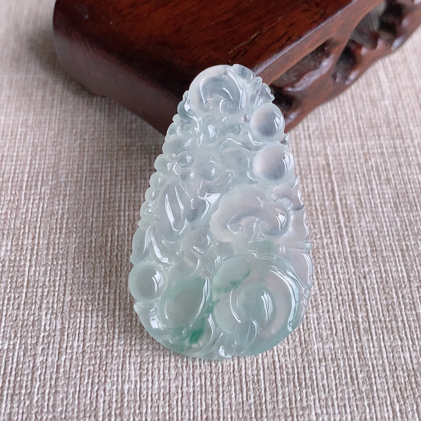 天然A货翡翠飘花如意吊坠 
尺寸42.8-26.6-4.8mm 重量9.50g 0318